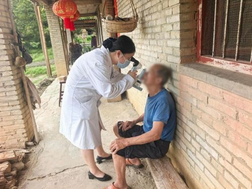 致敬医者丨“我指他的眼睛，再指向灯！”手术台上无声默契，聋哑老伯重获光明