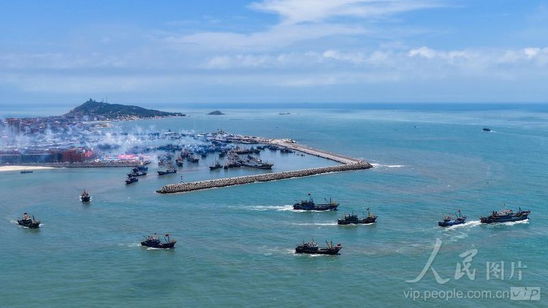 渔船从福建省惠安县崇武国家中心渔港扬帆起航，开启新一轮捕鱼作业。