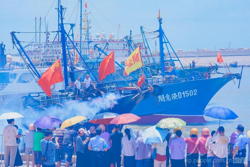 渔船从福建省惠安县崇武国家中心渔港扬帆起航，开启新一轮捕鱼作业。