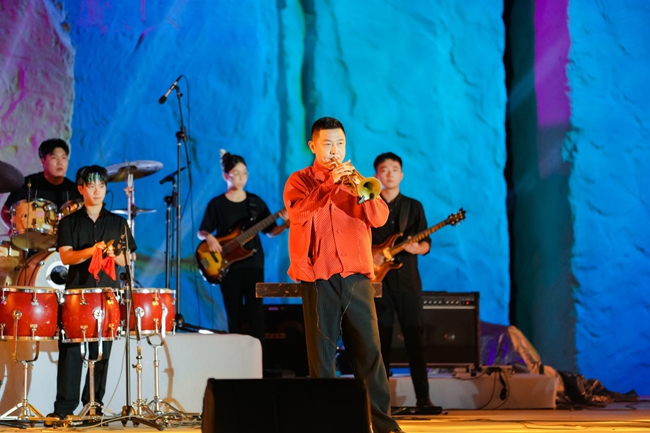 现场表演。