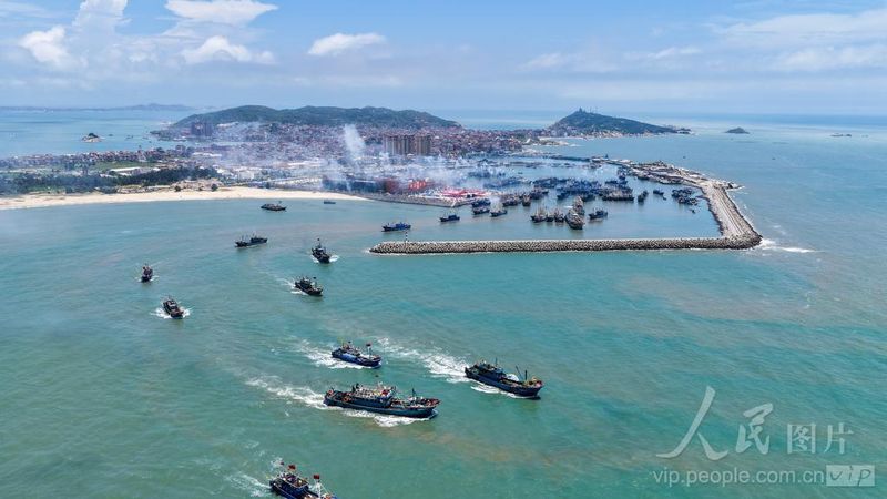 渔船从福建省惠安县崇武国家中心渔港扬帆起航，开启新一轮捕鱼作业。