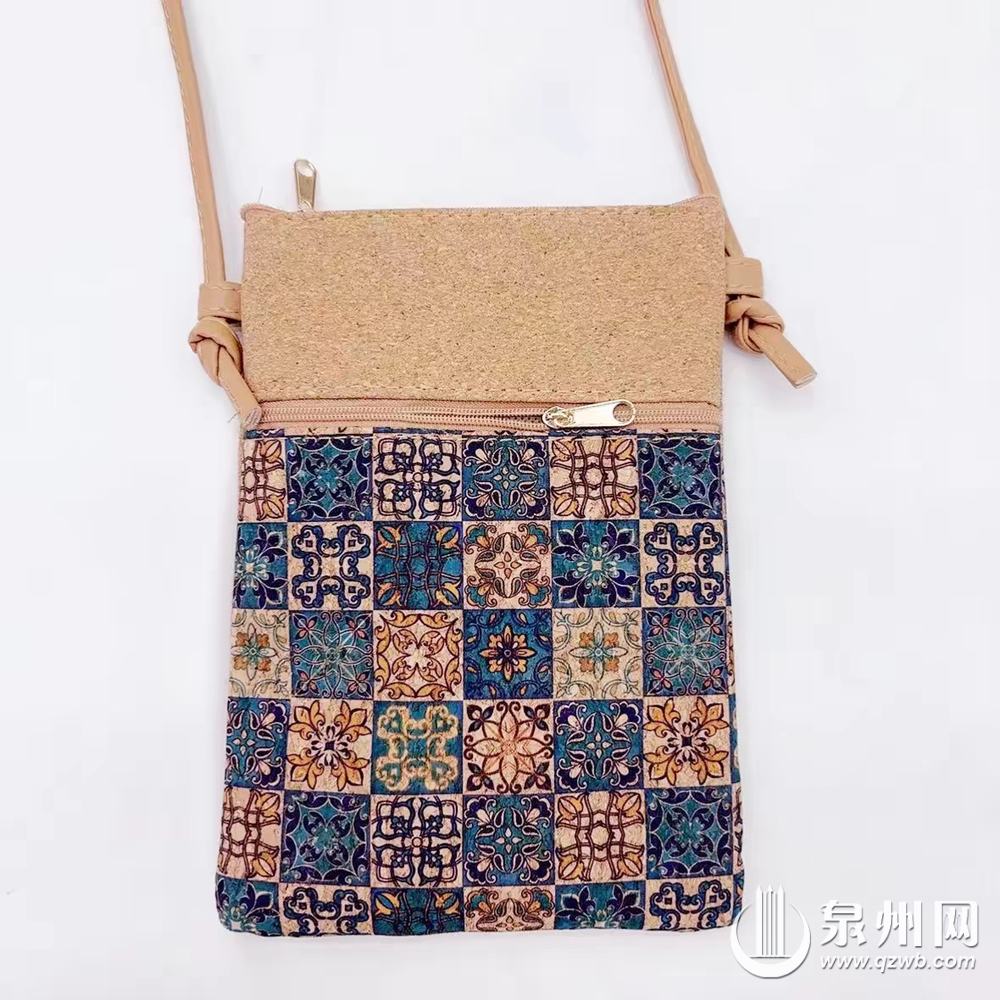 采用花砖纹样的挎包
