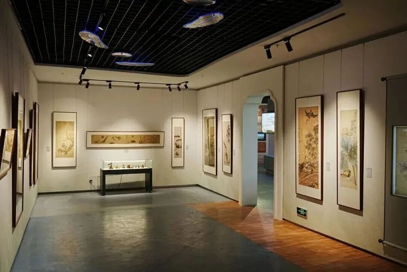 新增生态艺术展区，按朝代陈列历代名家湿地生态相关主题画作，从宋元工笔花鸟到明清写意山水，清晰展现不同时代的审美印记，还原文人笔下的湿地生机，并融入AI多媒体技术，让古画“活”起来——花会开、鸟会飞、鱼会游，用现代科技演绎千年经典。