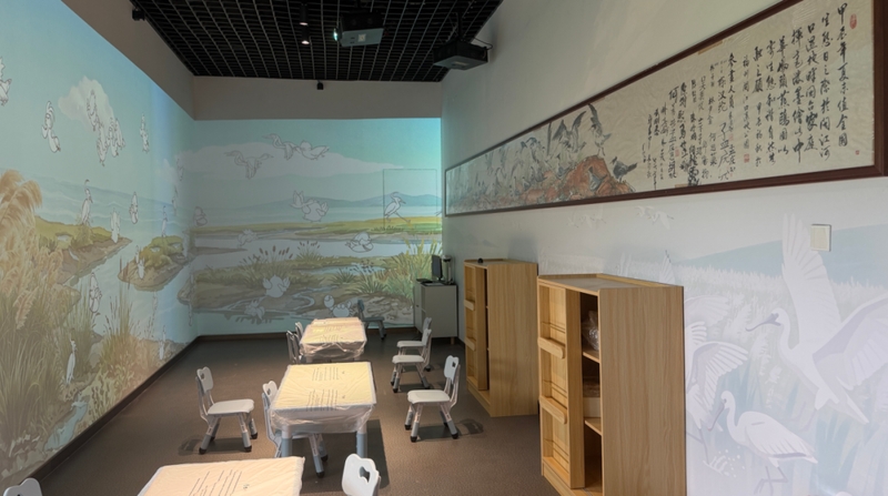 设置儿童绘图区，孩子们可以在这里作画，画作可以通过物联网技术“跃然墙上”；观景台的望远镜则能让您直接观测户外湿地景观和野生鸟类。