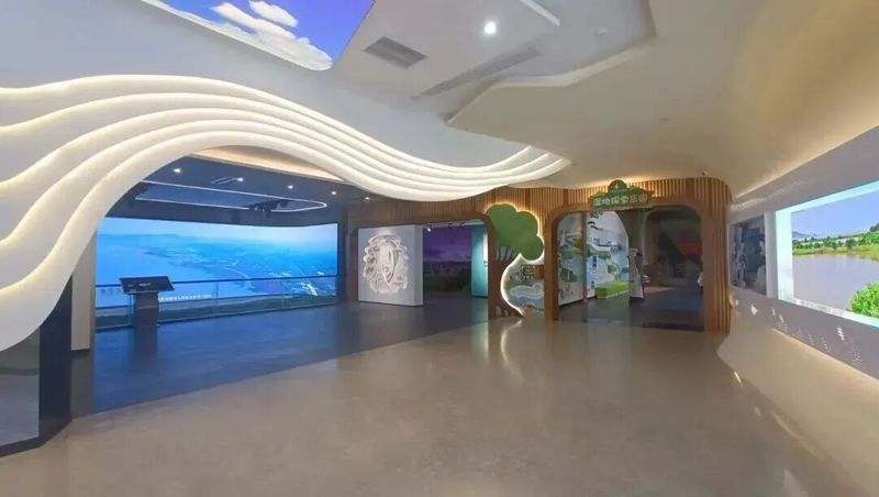 情景厅入口以中华凤头燕鸥羽翼为灵感，打造“河口飞羽”造型大门洞。