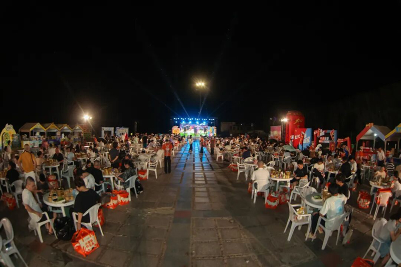 潮流乐队现场演出、音乐派对轮番上演,露天电影区也围坐了不少观众。