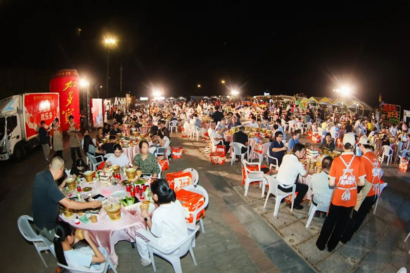 下沙海滨度假村演艺广场沙滩上数百张火锅桌已坐满食客。