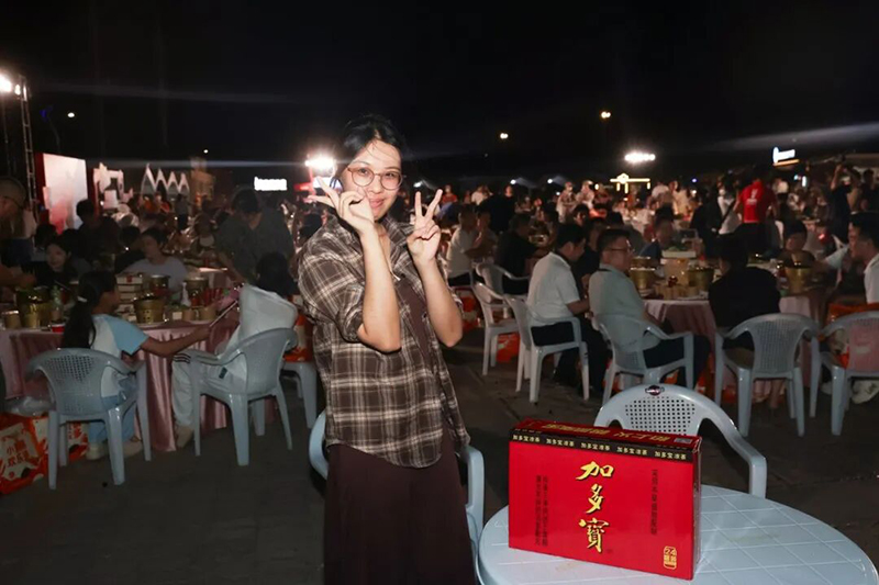 潮流乐队现场演出、音乐派对轮番上演,露天电影区也围坐了不少观众。