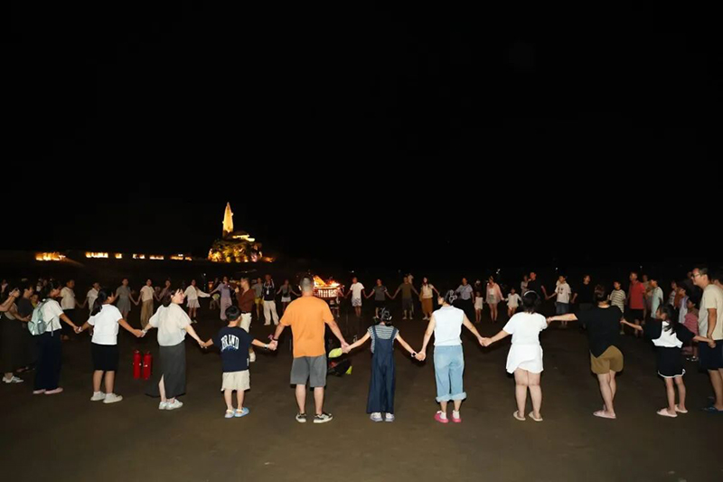 沙滩上,篝火晚会同步点燃,火光映照着食客们的笑脸,与海面上跳动的月光交相辉映。