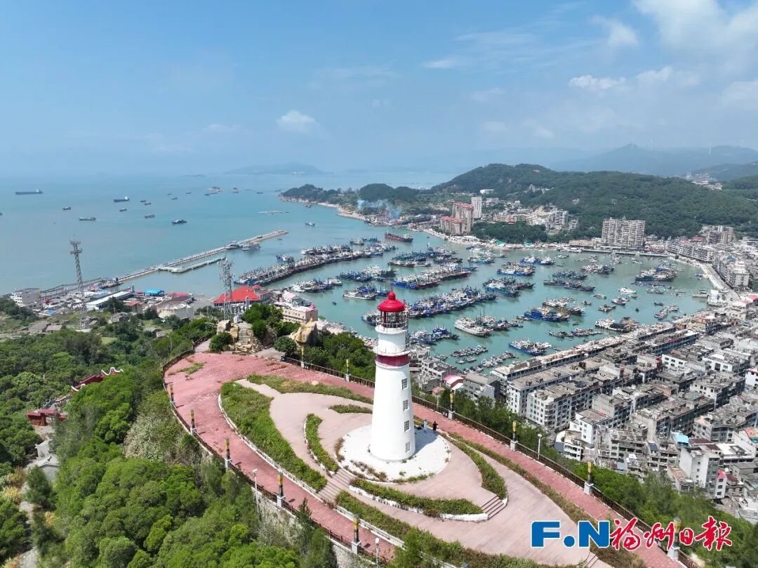 在黄岐国家中心渔港和苔菉国家中心渔港，记者看到现场旌旗猎猎，数百艘渔船整齐列阵、整装待发。