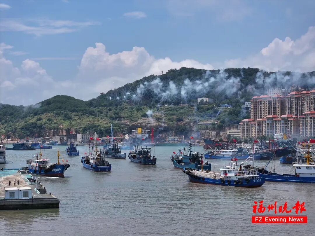 一艘艘渔船有序驶出港湾，开启耕海牧渔的新征程。