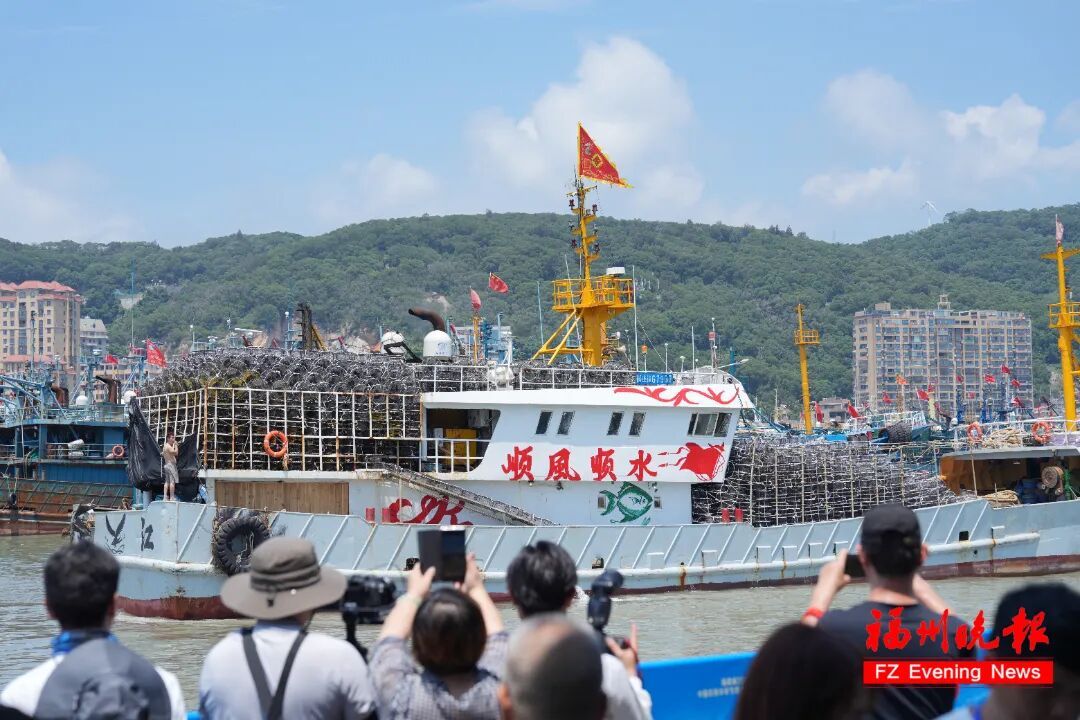 在活动现场，抖音达人们与渔民面对面交流，用镜头记录千帆竞发的壮观场面、渔港码头的丰收喜悦。