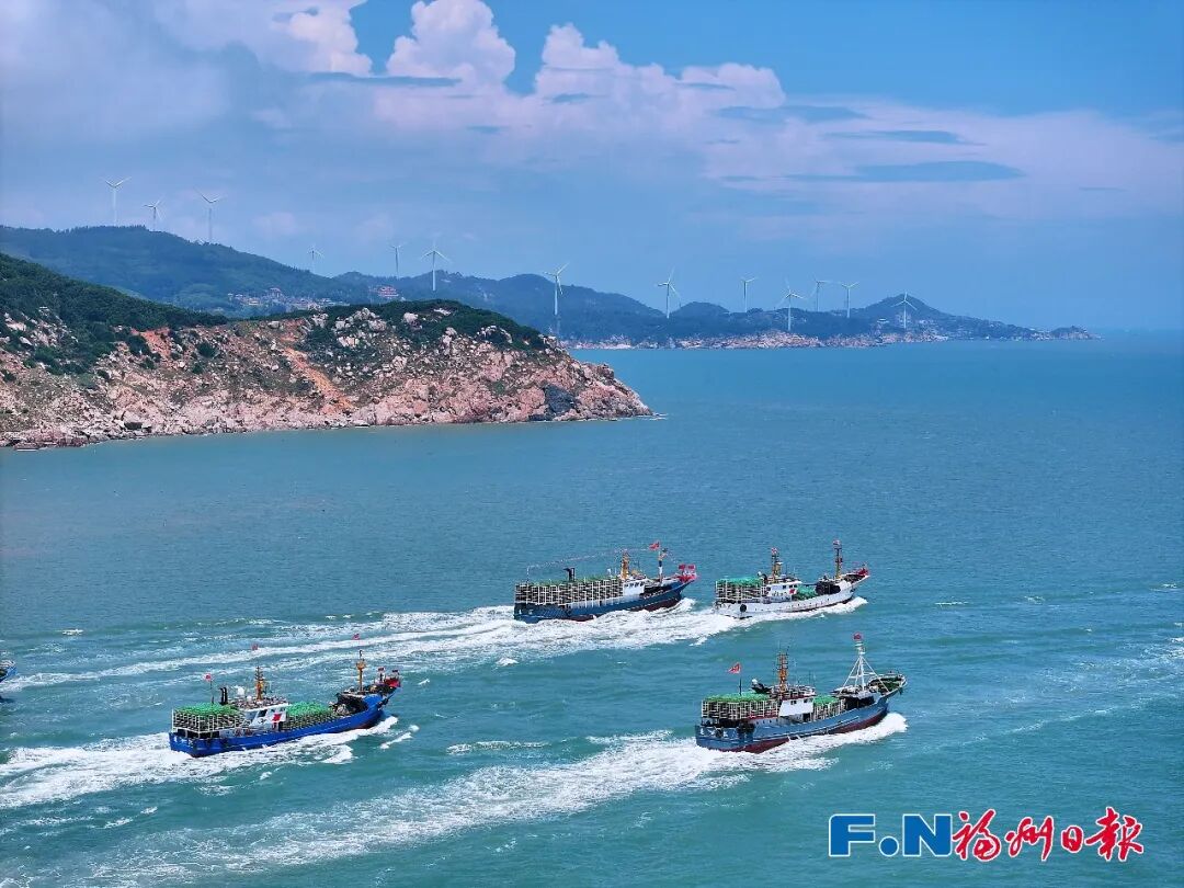 一艘艘渔船有序驶出港湾，开启耕海牧渔的新征程。