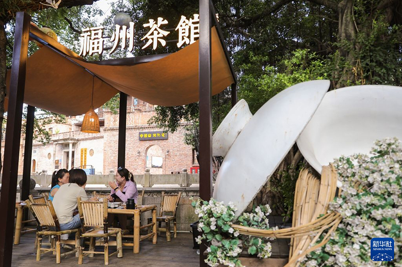 8月17日，顾客在福州市上下杭历史文化街区“福州茶馆·茉里杭间”饮茶休闲。新华社记者 杜潇逸 摄