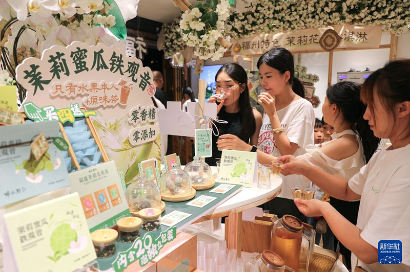 8月17日，游客在福州市三坊七巷历史文化街区“畔山野·福州茉莉主题店”内试饮新式茉莉花茶。新华社记者 杜潇逸 摄