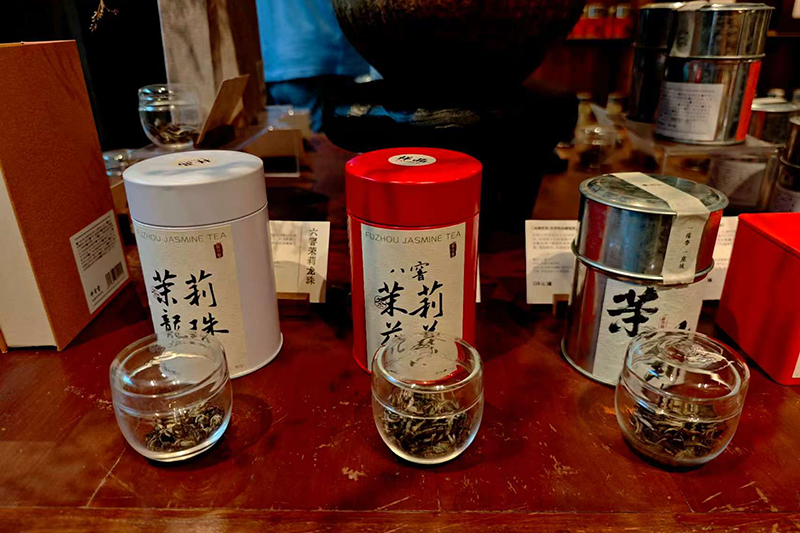 上下杭历史文化街区的一家茶馆内，陈列着茉莉花茶产品。蔡理昕 摄