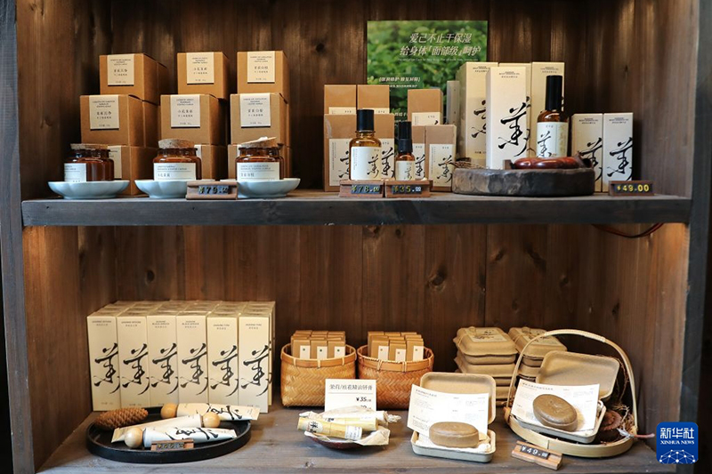 8月17日在福州市上下杭历史文化街区“福州茶馆·茉里杭间”店内拍摄的茉莉花茶衍生品。新华社记者 杜潇逸 摄