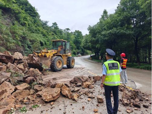 “橙”风破浪赴险情 护路当先保畅通