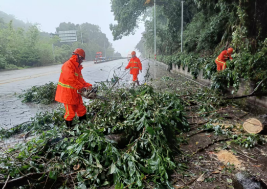 “橙”风破浪赴险情 护路当先保畅通