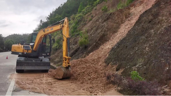 “橙”风破浪赴险情 护路当先保畅通