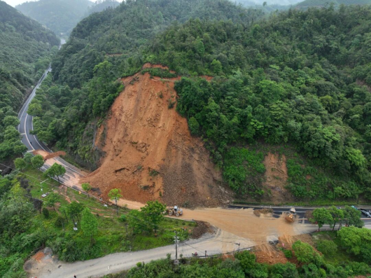 “橙”风破浪赴险情 护路当先保畅通