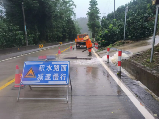 “橙”风破浪赴险情 护路当先保畅通
