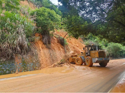 “橙”风破浪赴险情 护路当先保畅通