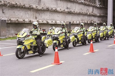 驾驭800斤铁骑 厦门交警女骑警练兵忙