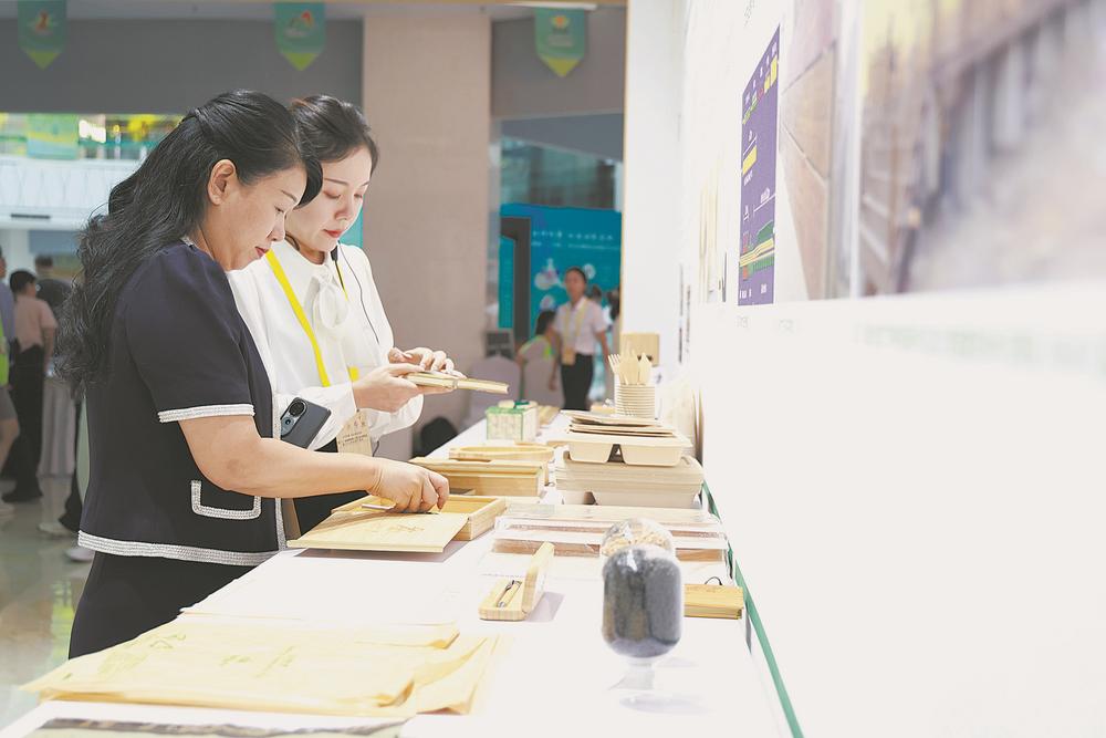 展馆内,与会嘉宾参观深加工竹产品。