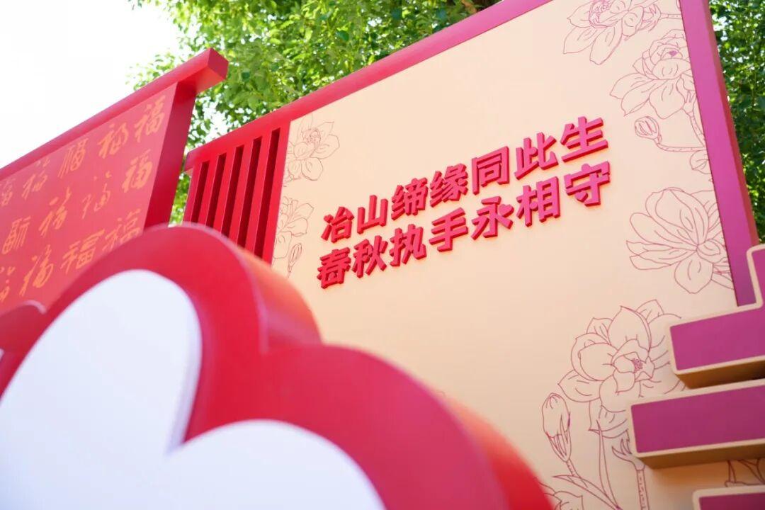 冶山春秋园结婚登记户外颁证点。鼓楼区民政局供图
