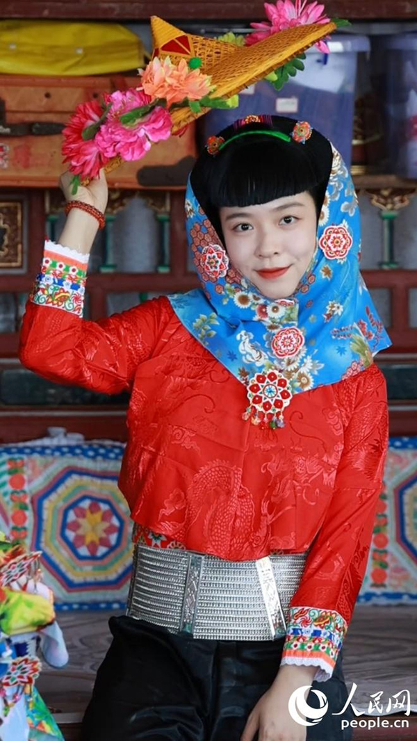 游客体验国家级非遗——惠安女服饰。人民网记者 李昌乾 摄