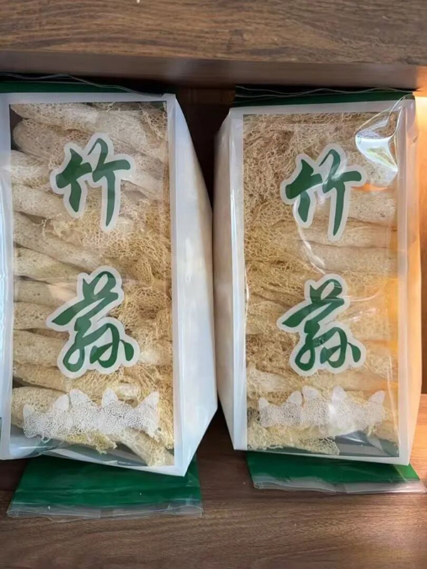 采收后的竹荪经分拣、清洗、烘干等工序制成干货。