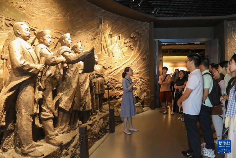 8月18日，讲解员在位于福州市马尾区的中国船政文化博物馆为游客讲解。新华社记者 杜潇逸 摄