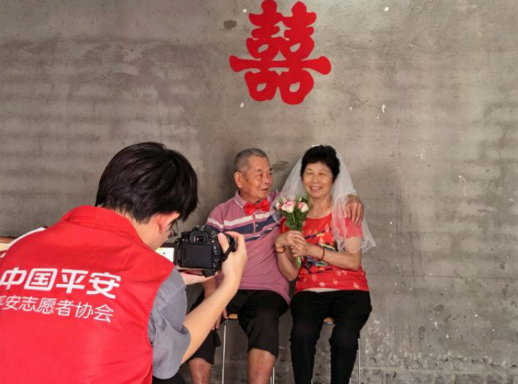 安心社区·星暖万家 | “移动照相馆”七夕进社区，平安守护“夕阳红”