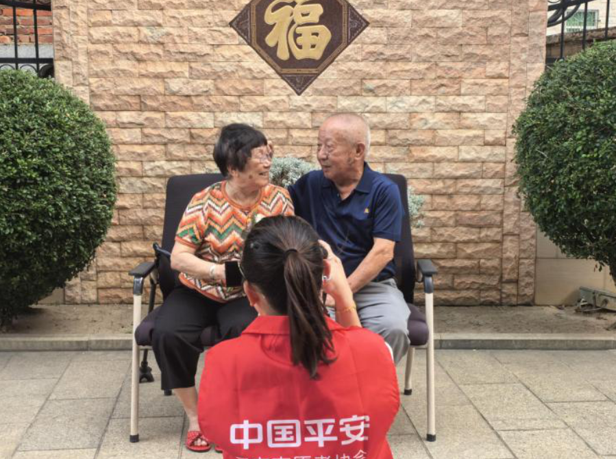 安心社区·星暖万家 | “移动照相馆”七夕进社区，平安守护“夕阳红”
