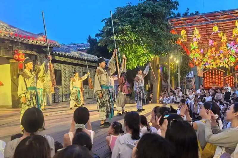 近60场街区沉浸式剧目轮番上演，“灵著湄洲”“湄屿幻境”“渔家闹喜”等剧目将妈祖文化故事融入行进式观演。