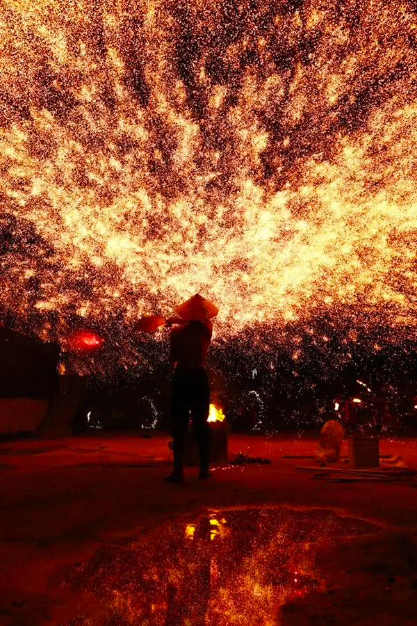 1600℃的铁水击向夜空，炸裂成万千金色火花。