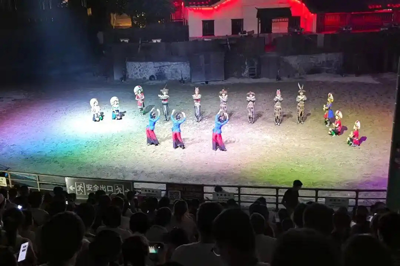 近60场街区沉浸式剧目轮番上演，“灵著湄洲”“湄屿幻境”“渔家闹喜”等剧目将妈祖文化故事融入行进式观演。