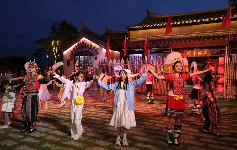 近60场街区沉浸式剧目轮番上演，“灵著湄洲”“湄屿幻境”“渔家闹喜”等剧目将妈祖文化故事融入行进式观演。
