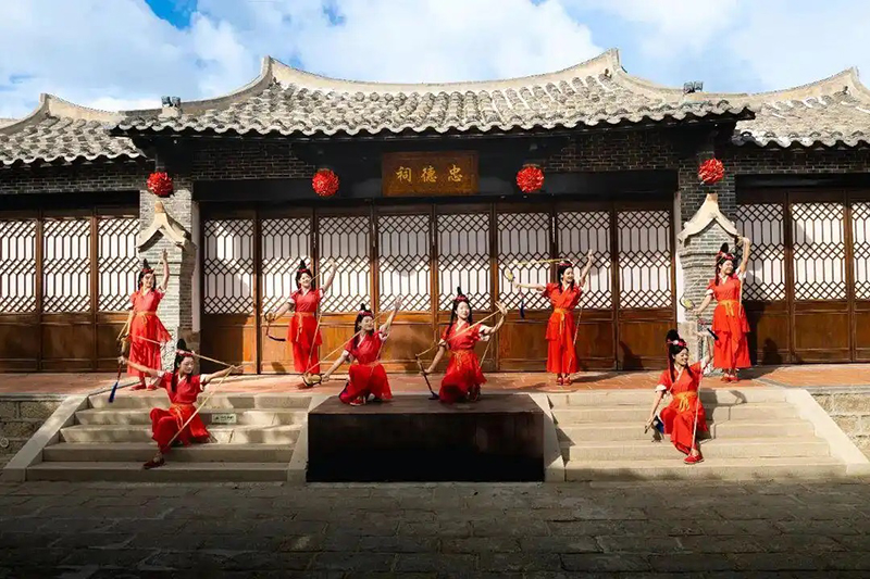这个暑期，在湄洲岛妈祖影视城，非遗铁花秀与海上烟花秀每晚同台上演，成为景区的固定节目。