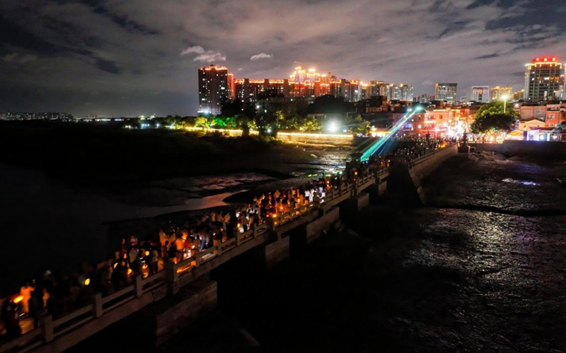 灯影与古桥、古街相映，串联起一条流动的夜游线路。