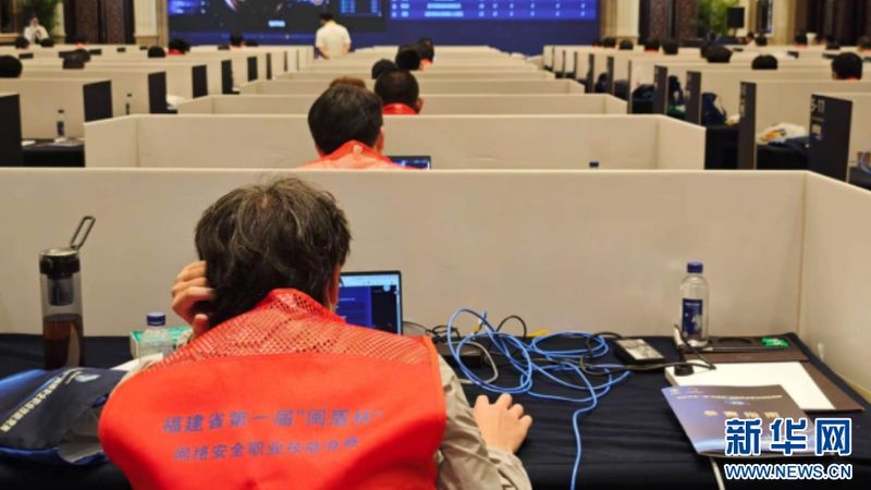 参赛选手专注投入实操比拼。新华网 刘默涵 摄