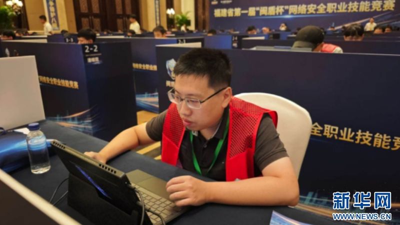 参赛选手专注投入实操比拼。新华网 刘默涵 摄