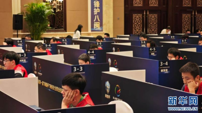 参赛选手专注投入实操比拼。新华网 刘默涵 摄