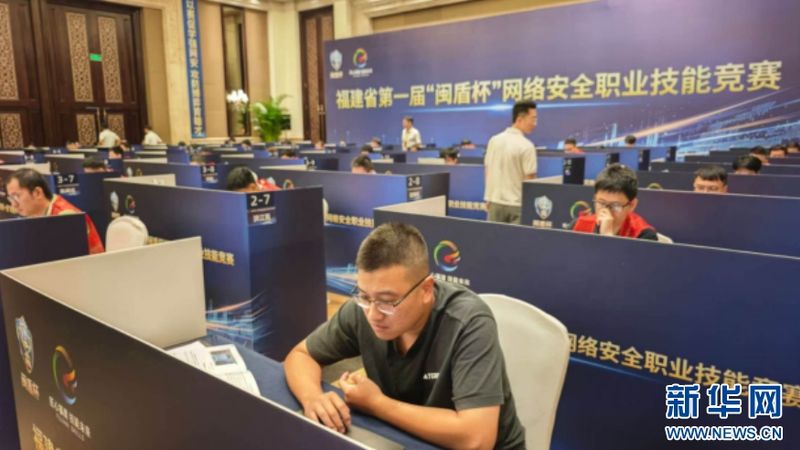 参赛选手专注投入实操比拼。新华网 刘默涵 摄