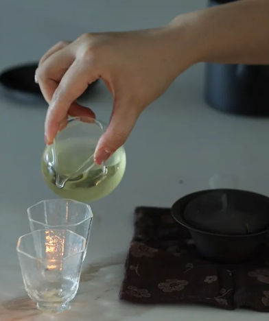 40℃的伏天,这茶一入口:香、透、清、亮、鲜、灵、甜、妙!你就喝吧,一喝一个不吱声