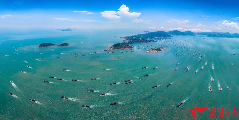 8月16日，连江县苔菉镇北茭村，渔港内鞭炮齐鸣，数百艘渔船拔锚启航，奔赴海洋，开启新一轮“耕海牧渔”的丰收征程。丁天霖 摄