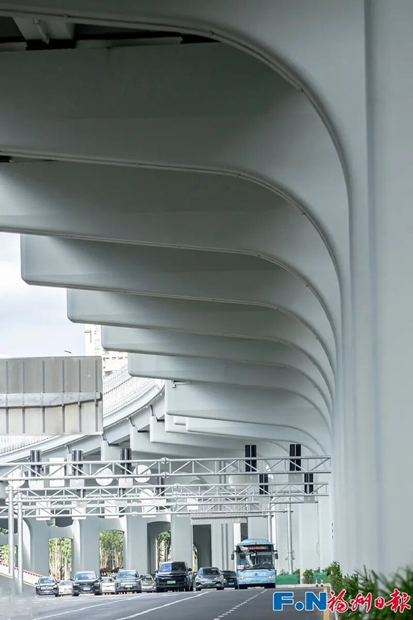 拱门层层递进，阳光洒落其间，明暗对比充满了电影质感。