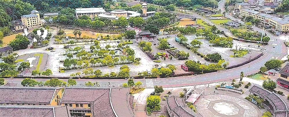 公路途经永定洪坑土楼民俗文化村。（资料图片）