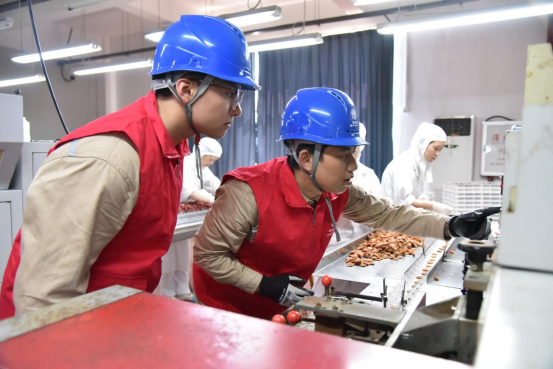 工作人员对永大蜜饯食品有限公司生产车间开展用电检查（谢仁）